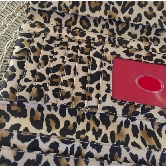 Beautiful Guess Tri-Fold Wallet 👠 - Picture 4 of 4